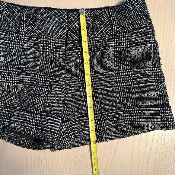 Express Shorts - Picture 3 of 9